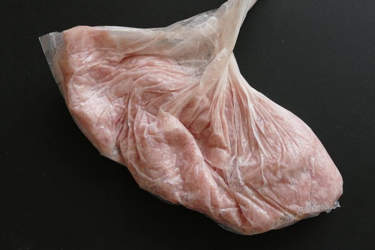 肉だねの材料を調理袋に入れて練った様子