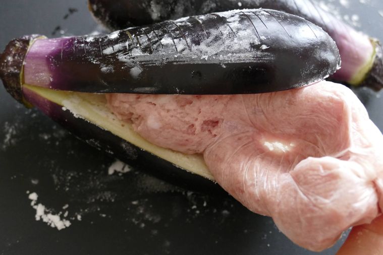 なすの切り込みに肉だねを入れた様子