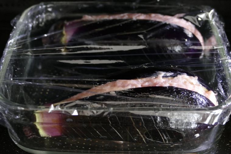 なす2本を耐熱容器  に入れて電子レンジで加熱する様子