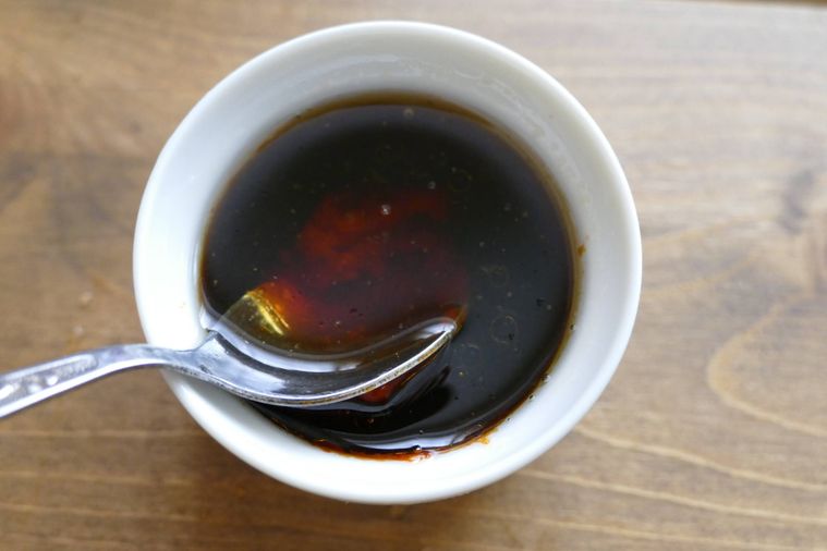 たれの材料を小さいココットに合わせて混ぜる様子