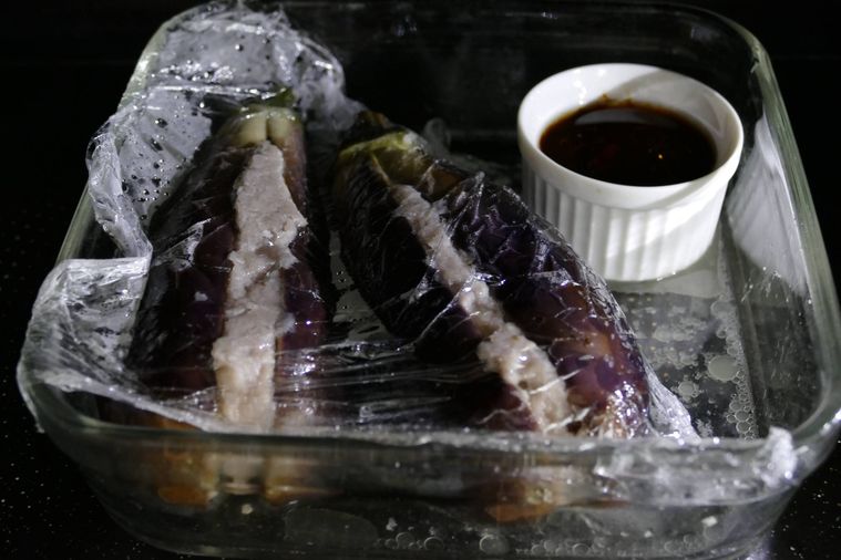 なすとたれを電子レンジで加熱する様子