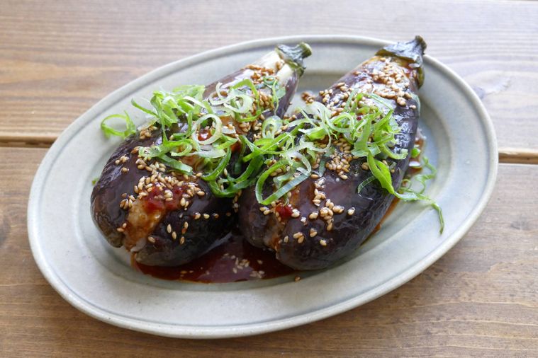 なすのはさみ焼きにたれと小口ねぎをトッピングした様子