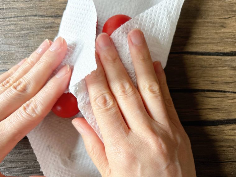 ミニトマトの水気を拭く様子