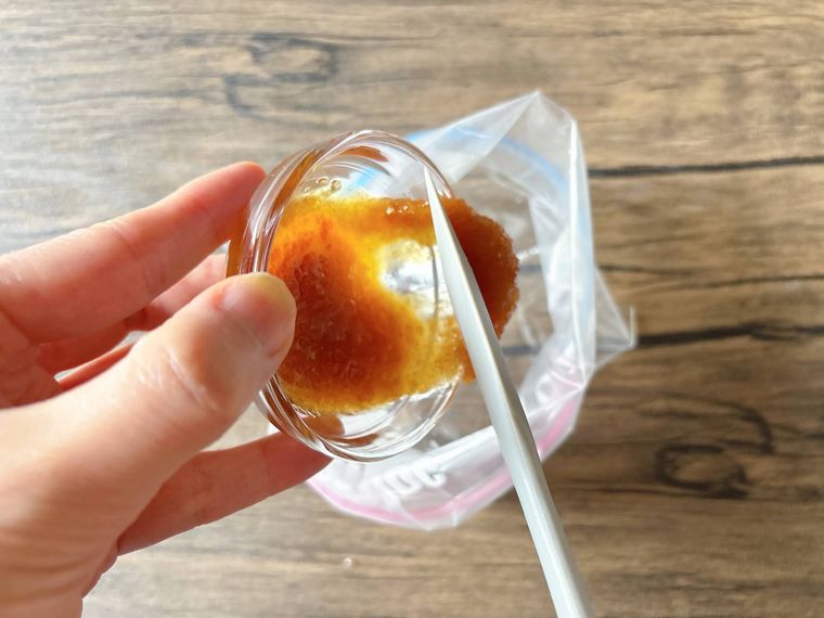 ジッパー付き保存袋にはちみつを入れる様子