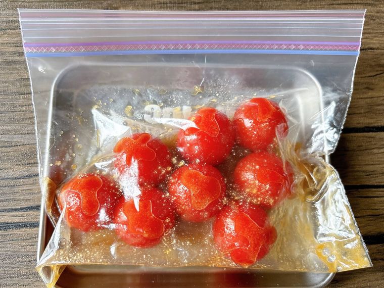 ミニトマトが入ったジッパー付き保存袋を金属トレーに入れたもの