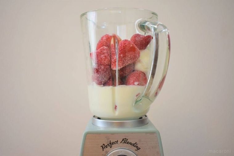 ミキサーに材料を入れた様子