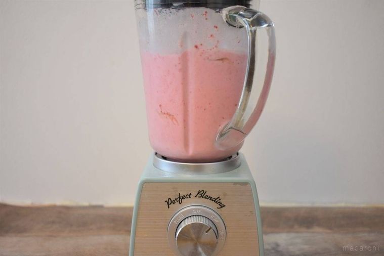 ミキサーでかくはんされたいちごスムージー