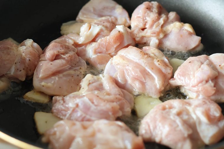 鶏肉とにんにくを焼いている