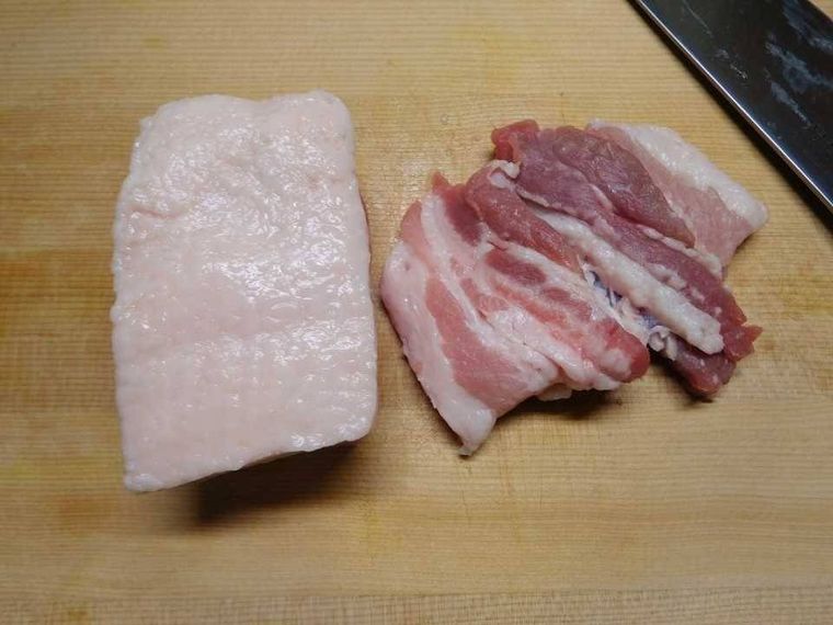 豚バラ肉(ブロック)をカットした様子