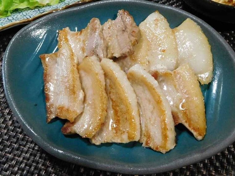 青い皿に盛り付けられた、豚バラ肉の焼肉