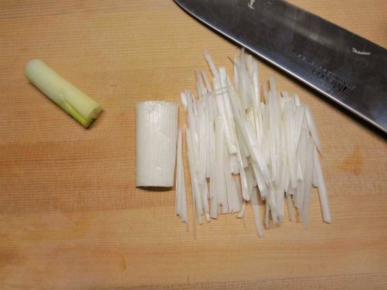 白髪ねぎを作っている