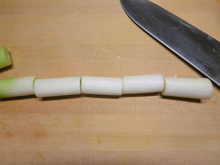 長ねぎを4cm幅に切った様子