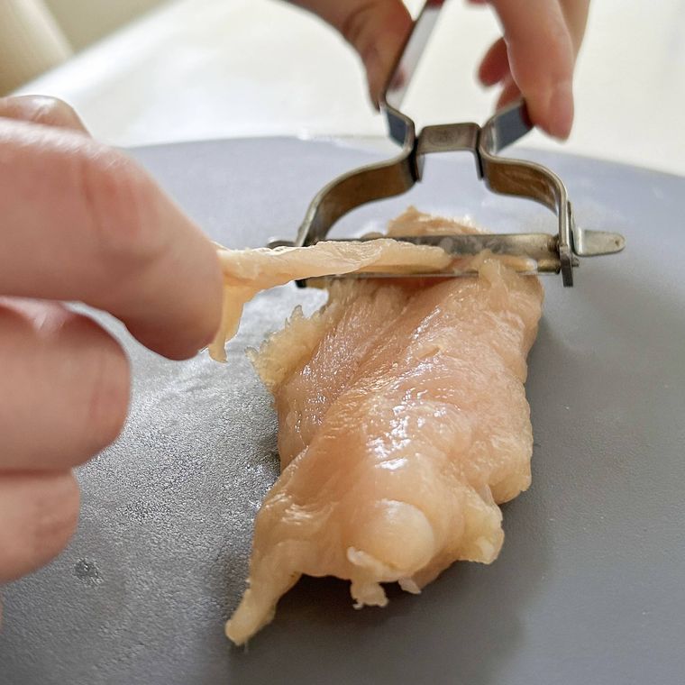 ピーラーで筋取りをするささみ
