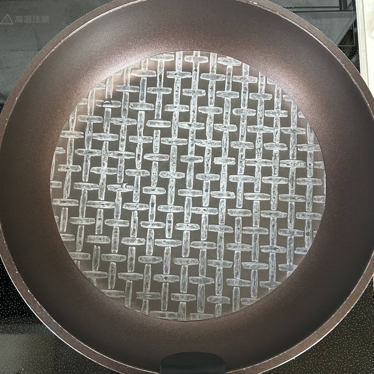 フライパンに乗った乾いたライスペーパー