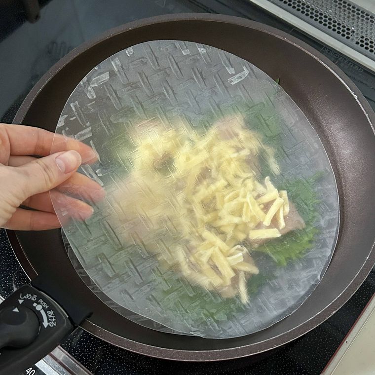 フライパンに重ねられたライスペーパー、鶏ささみ、チーズ、大葉