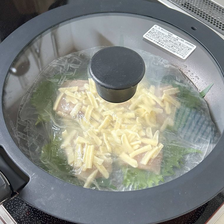 フライパンで蒸し焼きにされたライスペーパー、鶏ささみ、チーズ、大葉