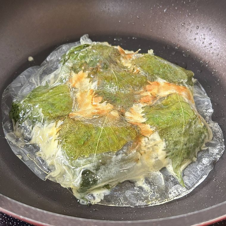 フライパンで焼かれるライスペーパー、鶏ささみ、チーズ、大葉