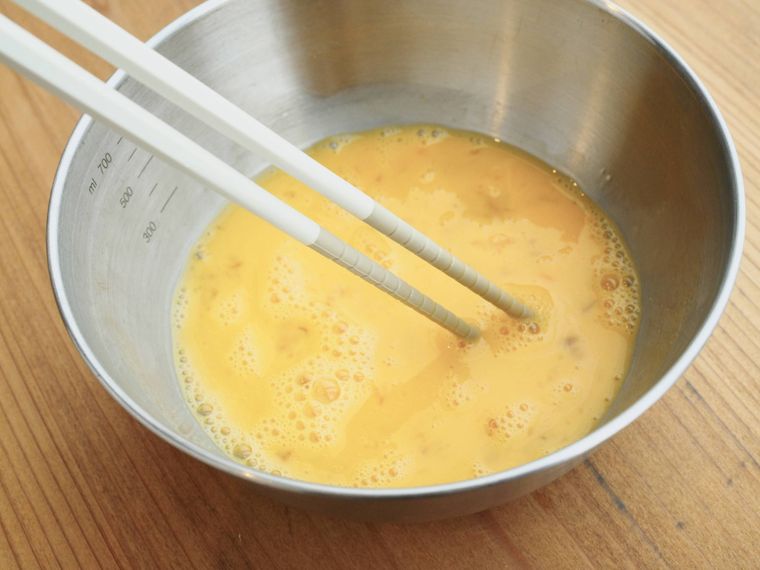 ボウルで卵を溶いている様子