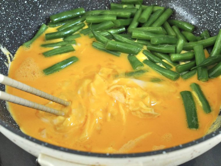 フライパンに卵を入れている様子