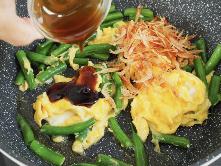 フライパンにオイスターソースを入れている様子