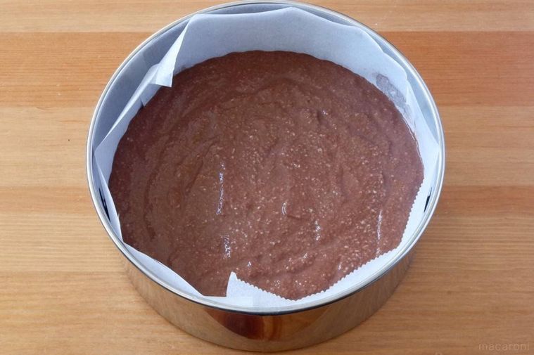 ガトーショコラの生地を流し入れたケーキ型