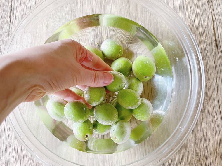 青梅を洗う様子