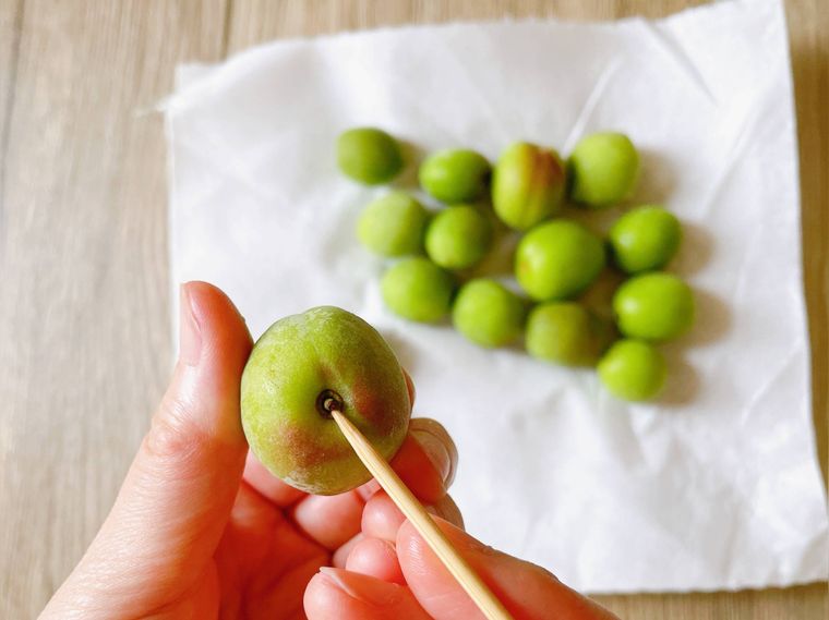 青梅のヘタを取る様子