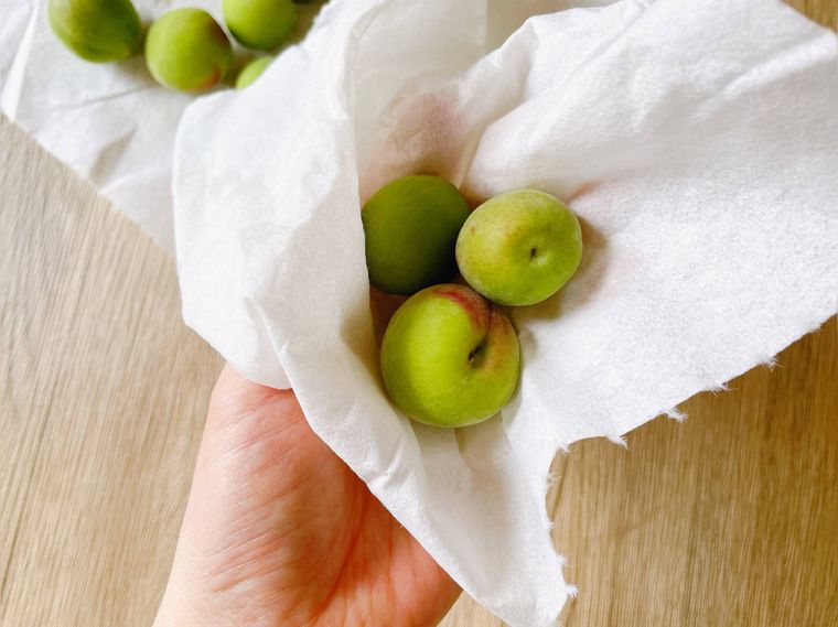 青梅の水気を拭く様子