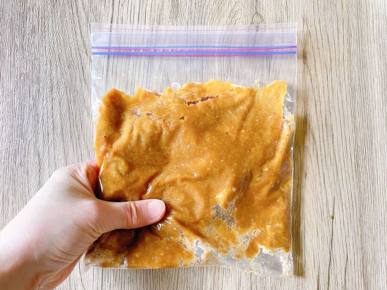 ジッパー袋に入ったみそと砂糖を混ぜる様子