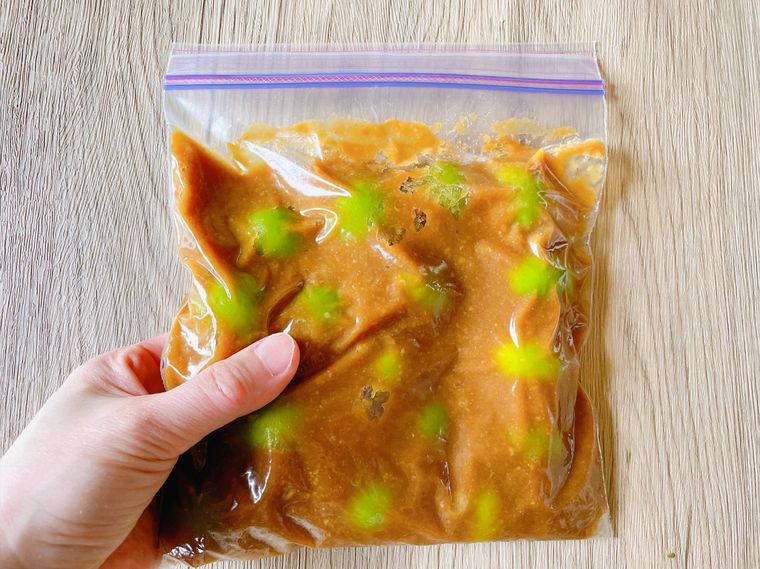 ジッパー袋に入った梅味噌を揉む様子