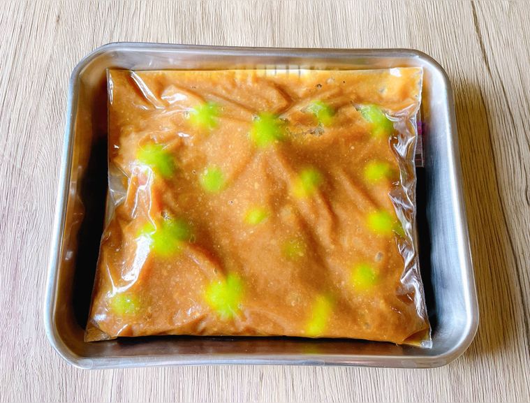 金属トレーにのせたジッパー袋に入った梅味噌