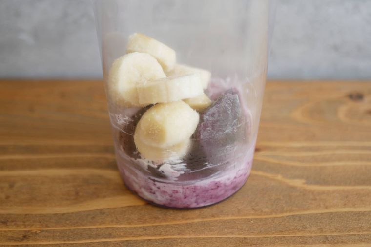 冷凍アサイーピューレと冷凍バナナ、ギリシャヨーグルトがミキサーで混ぜている途中