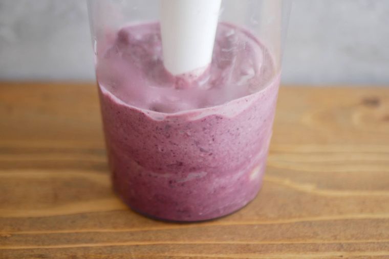 ミキサーのなかで、アサイーボウルを混ぜている様子