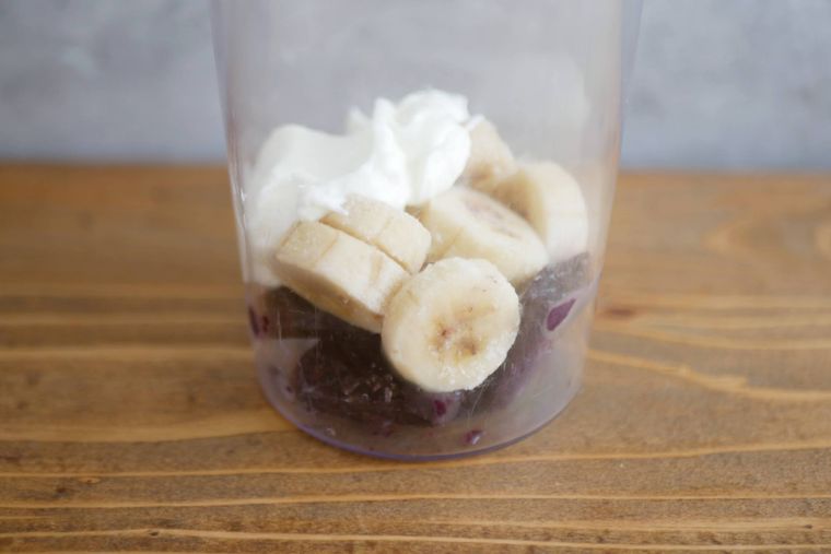 冷凍アサイーピューレと冷凍バナナ、ギリシャヨーグルトがミキサーに入っている