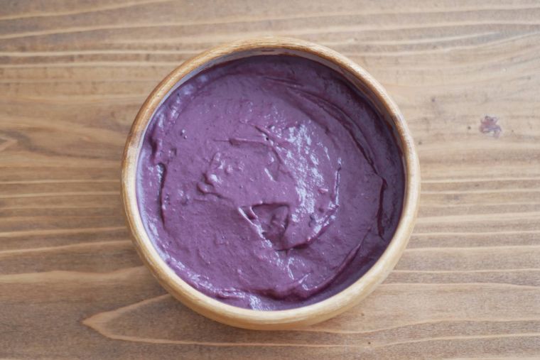 木の器に入ったトッピングなしのアサイーボウル