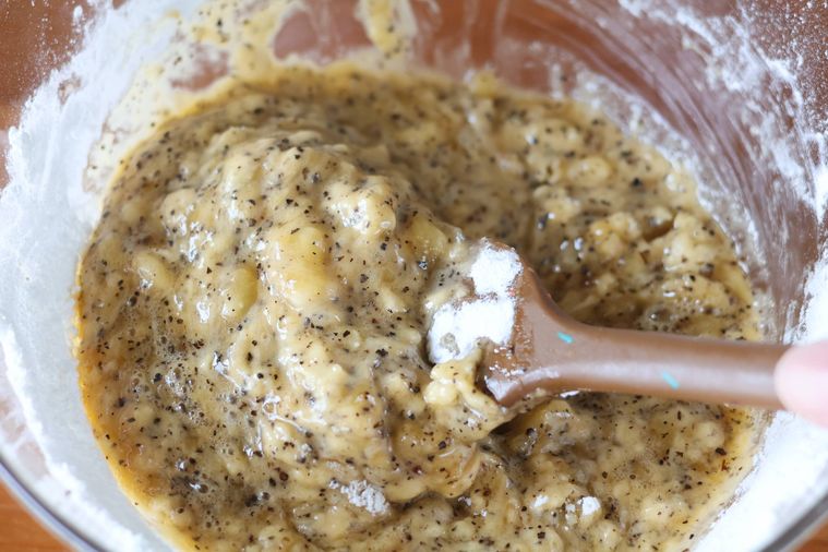 生地をゴムベラで混ぜている