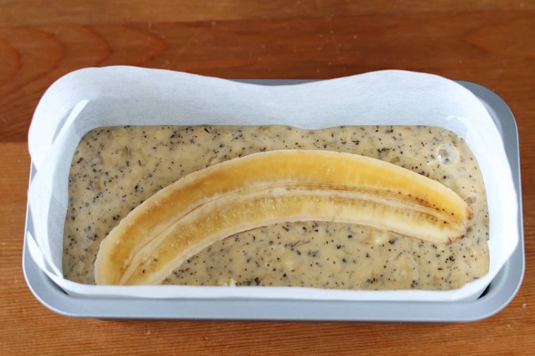 型に入れた生地の上に半割のバナナがのっている