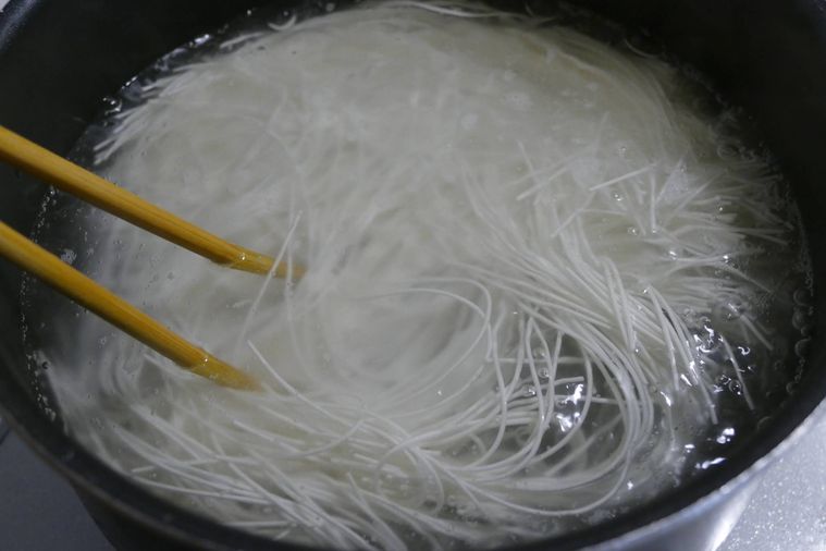 そうめんを鍋でゆでる様子