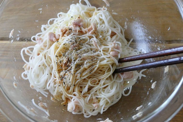 調味料を加えて箸で混ぜる様子