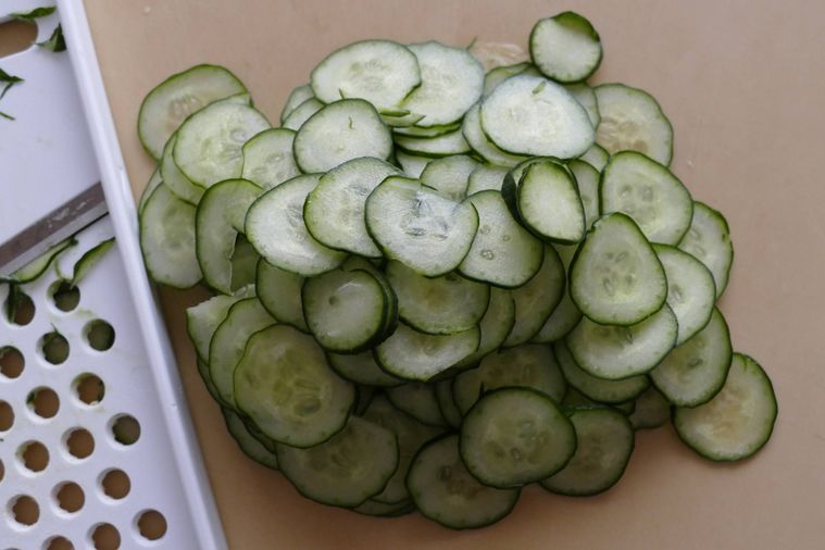 きゅうりをスライサーでスライスした様子