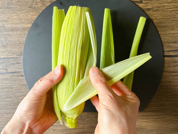 とうもろこしの皮をむく様子