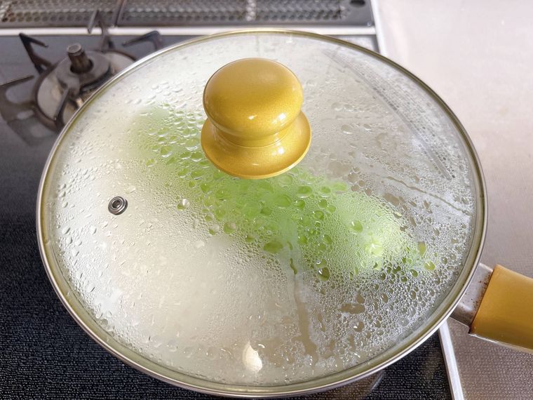 蓋をしてとうもろこしを蒸す様子