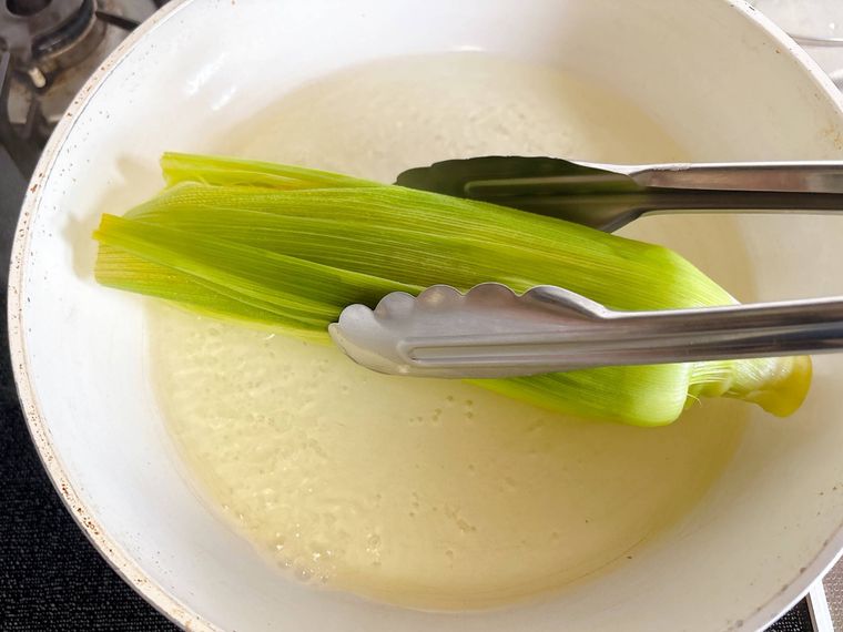 とうもろこしの上下を返す様子