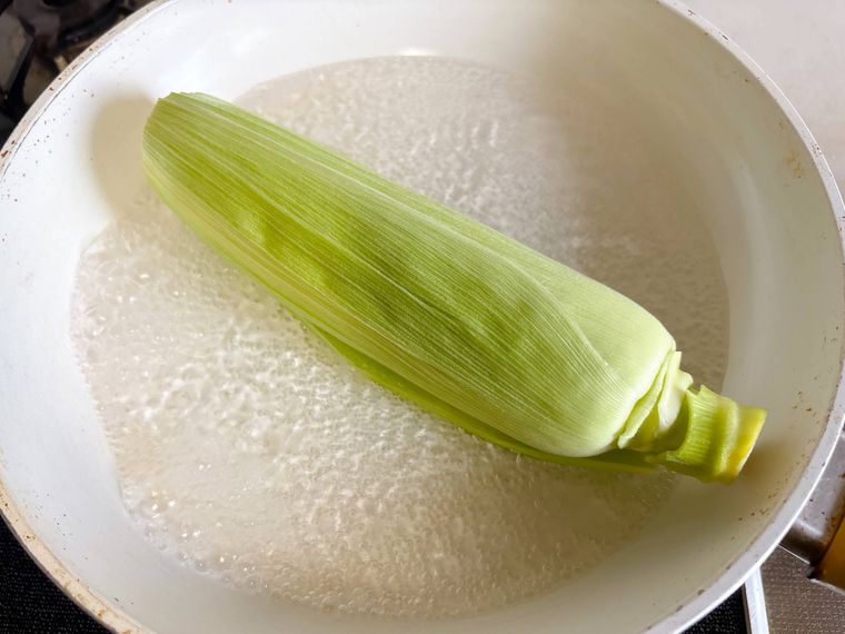 とうもろこしを入れたフライパンを沸騰させる様子