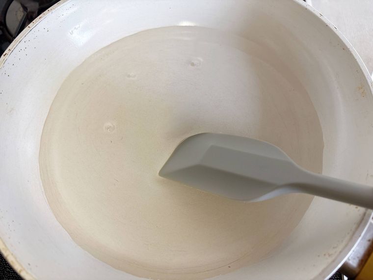 フライパンに入れた水と塩を混ぜている様子