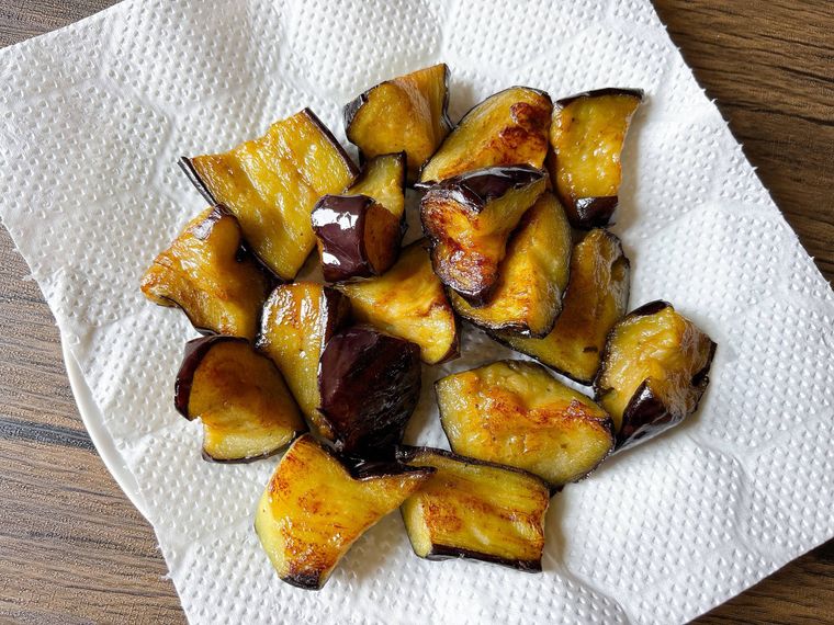 キッチンペーパーの上においた焼いた冷凍揚げなす