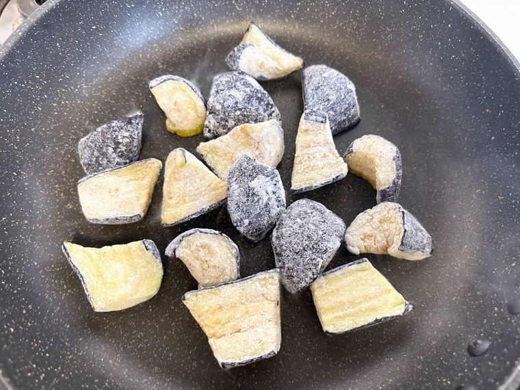 フライパンで冷凍揚げなすを焼く様子