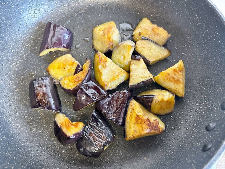 フライパンで香ばしく焼いた冷凍揚げなす