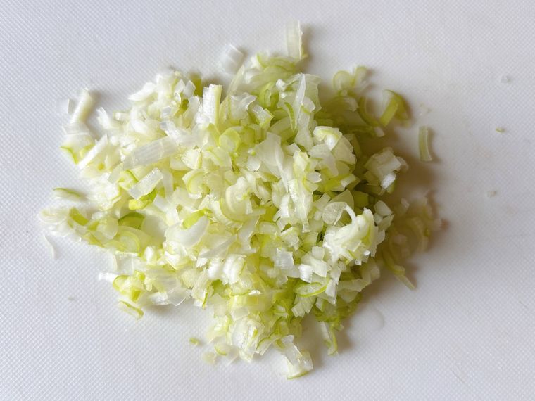 まな板におかれたみじん切りの長ねぎ