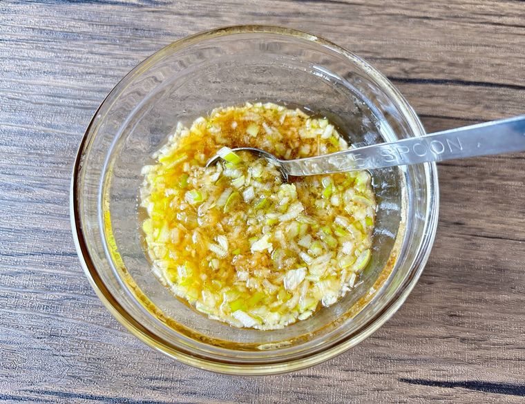 ガラスの器に入ったバンバンジーたれ